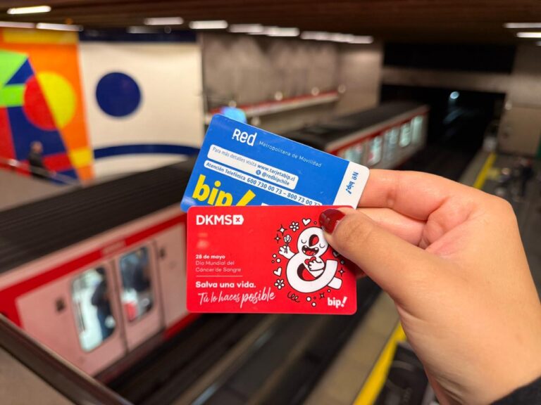 Metro de Santiago lanza edición especial de la tarjeta Bip! para concientizar sobre el cáncer de sangre