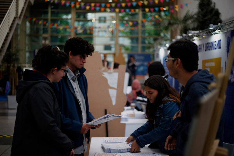 Lidera psicología: Estas son las 10 carreras con más titulados en Chile durante el 2025