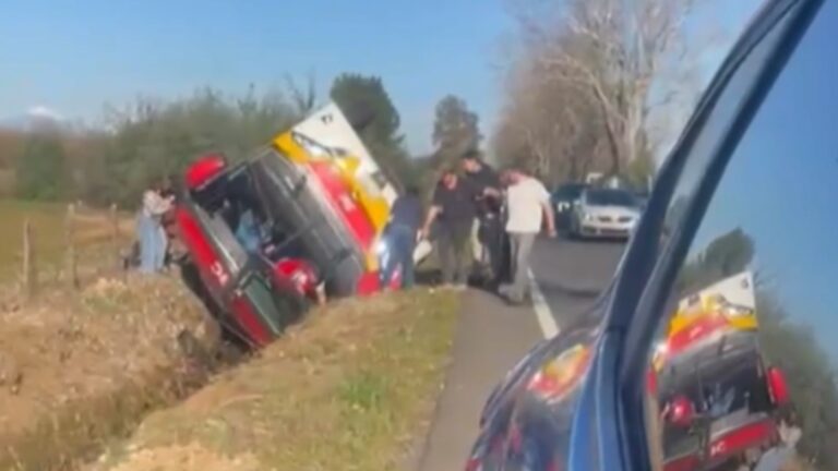 Un fallecido y al menos 30 heridos deja volcamiento de bus en Villarrica