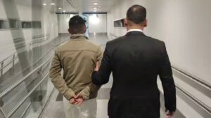Ciudadano peruano fue expulsado del país: Tenía 13 causas por robo y “notificación roja internacional”