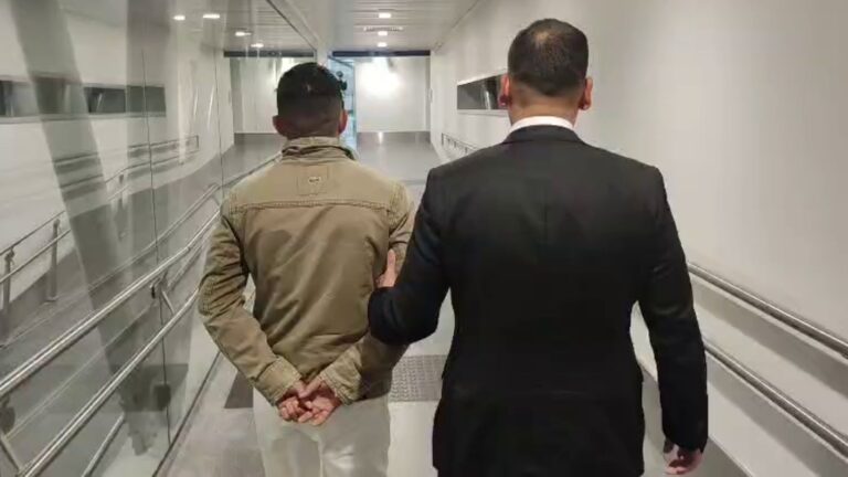 Ciudadano peruano fue expulsado del país: Tenía 13 causas por robo y “notificación roja internacional”
