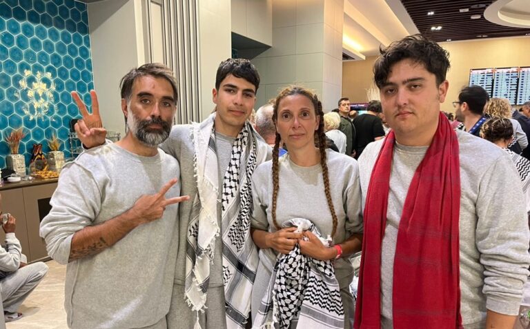 Chilenos capturados por Israel en aguas internacionales son liberados y deportados hacia Estambul