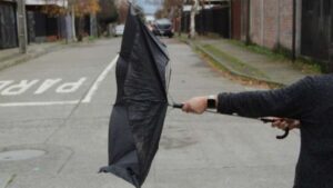 Emiten aviso meteorológico por fuertes vientos en cuatro regiones: Proyectan rachas de hasta 70 km/h