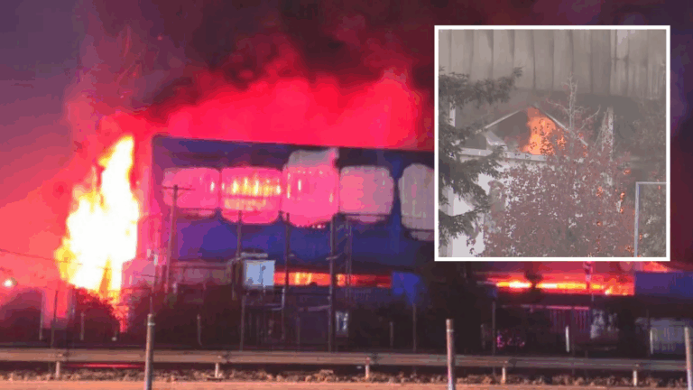 Tras 11 horas: Bomberos siguen controlando incendio en frigorífico de Buin