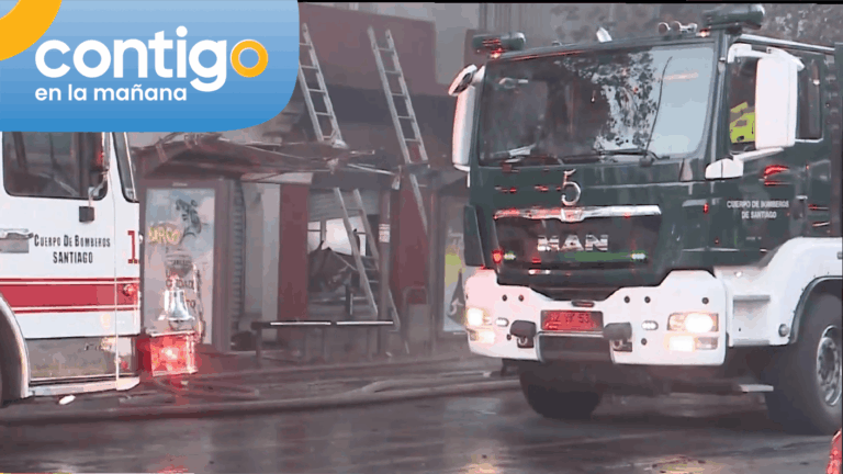 Equipo de bomberos combate incendio en plena Alameda: Al menos siete compañías intentan controlar el siniestro