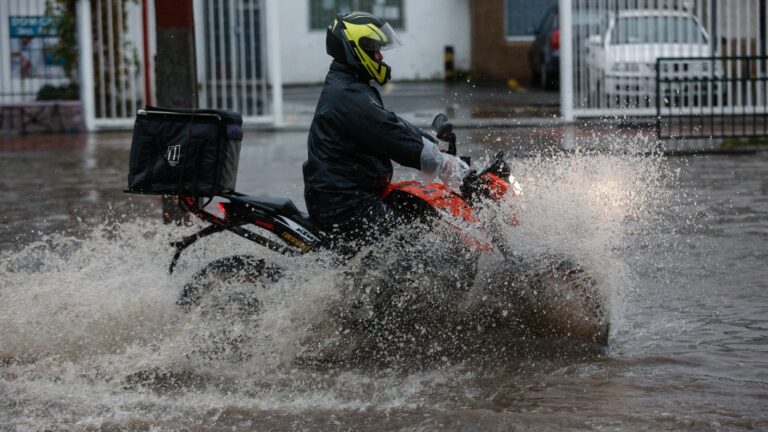 DMC emite alertas por lluvias fuertes en corto periodo de tiempo y vientos de hasta 100 km/h