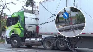 Camión derribó varios postes de luz en Ñuñoa: Acusan que llevan 12 horas sin recibir ayuda