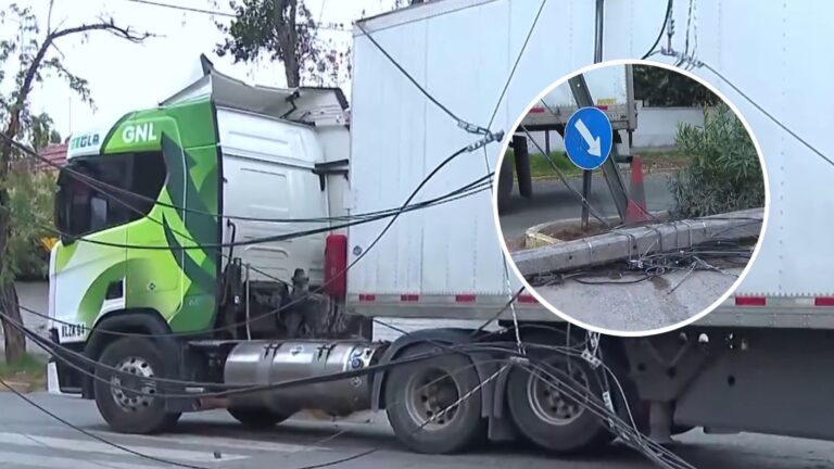 Camión derribó varios postes de luz en Ñuñoa: Acusan que llevan 12 horas sin recibir ayuda