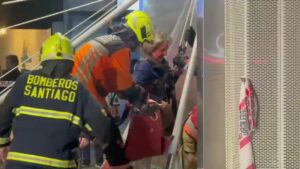 VIDEO | Revelan momento exacto del rescate a personas atrapadas en ascensor de Metro de Santiago