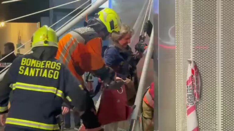 VIDEO | Revelan momento exacto del rescate a personas atrapadas en ascensor de Metro de Santiago