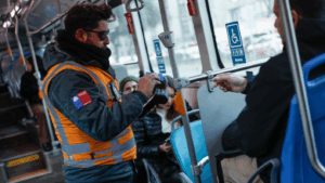 Duras sanciones: Contraloría aprueba nuevos castigos a evasores del transporte público