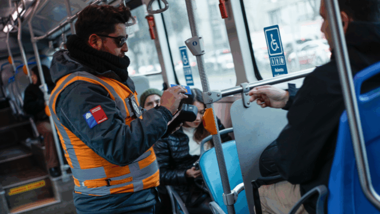 Duras sanciones: Contraloría aprueba nuevos castigos a evasores del transporte público