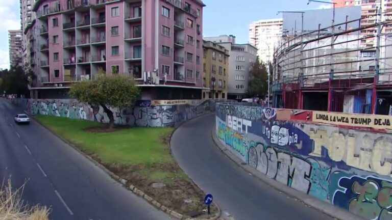 Monumento histórico bajo grafitis: Alerta por abandono de paso bajo nivel de Santa Lucía en Santiago