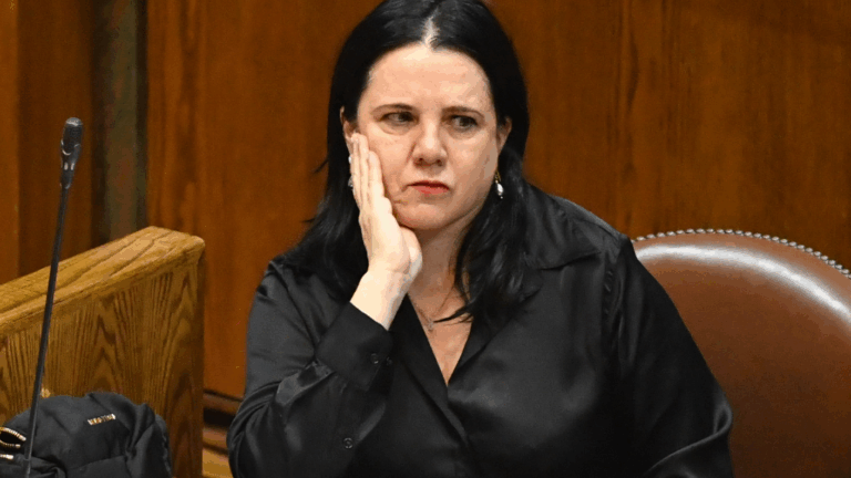 Ministra Steinert responde a las críticas de su gestión: 