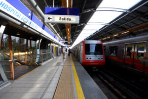 Metro de Santiago informó el corte parcial de cinco estaciones en plena hora punta