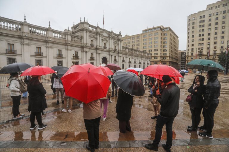 Alerta por sistema frontal esta semana: Senapred advierte por lluvias a 10 comunas de la RM