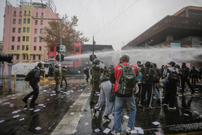 Escolar de 13 años resultó lesionada durante marcha estudiantil en el centro de Santiago