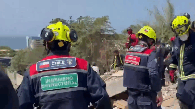 Brigadistas chilenos en Venezuela: Bomberos ayudan en emergencia tras terremoto