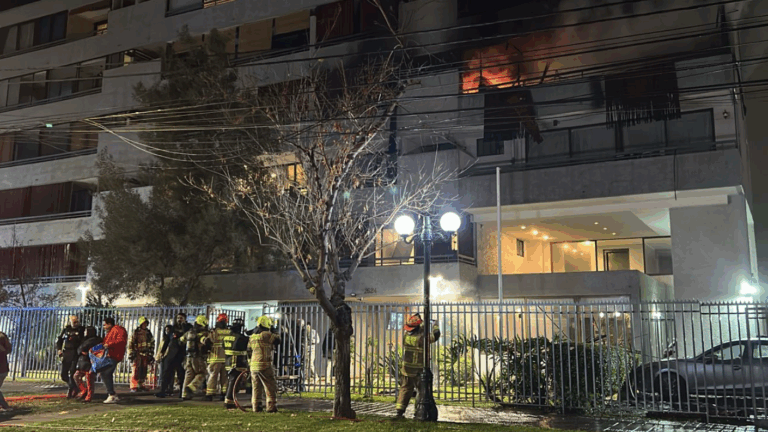 Incendio consume departamento en Providencia: 150 personas evacuadas