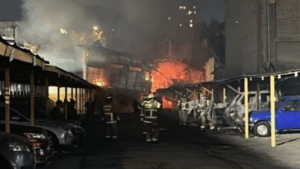 Incendio consume bodega en Santiago: Bomberos alerta 