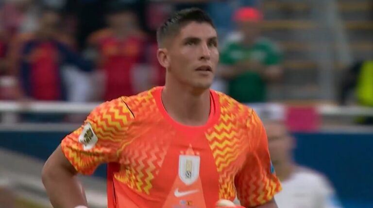 Radical decisión de Bielsa: Sacó a Muslera en el entretiempo de Uruguay vs España tras grave error