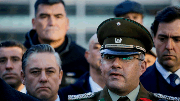 Excarabinero condenado por cegar a manifestante del 18-O se entregó con uniforme y entre aplausos