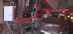 Accidente en la Alameda: Bus Red protagoniza choque con vehículo particular en Estación Central