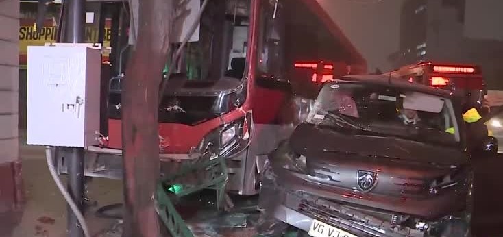 Accidente en la Alameda: Bus Red protagoniza choque con vehículo particular en Estación Central