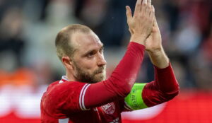 Christian Eriksen reapareció tras nuevo desmayo en pleno partido: Envió tranquilizador mensaje