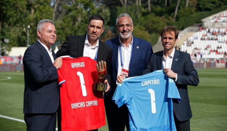 Respeto al capitán: Claudio Bravo fue homenajeado en la previa de amistoso entre Portugal y Chile