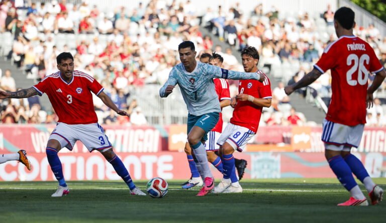 Por una cercanía especial: Revelan jugador de La Roja que se quedó con camiseta de Cristiano Ronaldo