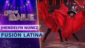 ¡Con una vistosa capa roja! Jhendelyn Núñez innovó con impactante performance sobre el escenario