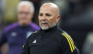 Nuevo giro en la carrera de Jorge Sampaoli: Será DT de popular club y dirigirá a 3 chilenos