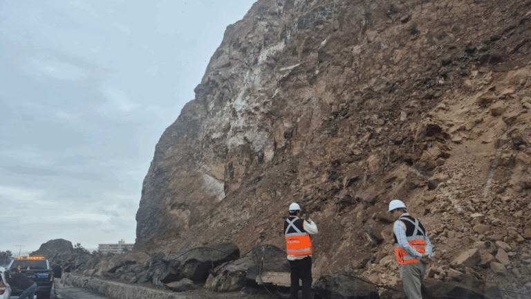 Registran desprendimiento del Morro de Arica tras lluvias: Senapred trabaja en el lugar