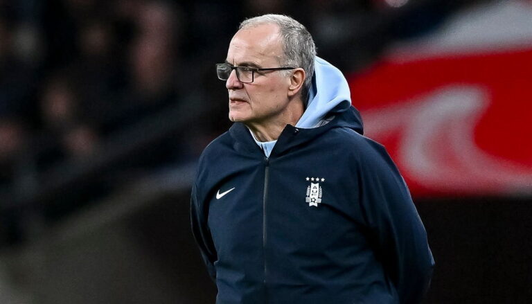 Otro lío para Marcelo Bielsa: Hermano de seleccionado lo acusó de 