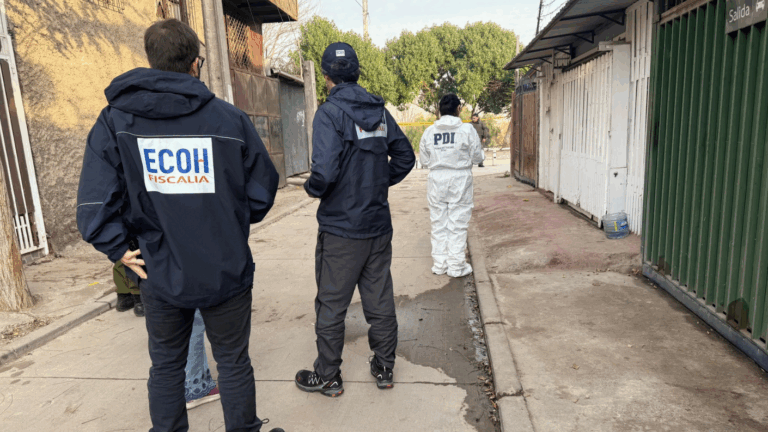 Mujer muere de un balazo en la cabeza durante ataque armado contra su vivienda en Pudahuel