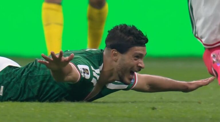 ¡Pifia y a cobrar! Raúl Jiménez aprovecha un grave error de Ecuador y aumenta la ventaja para México