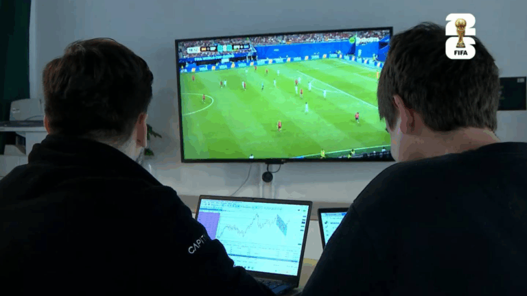 ¿Cómo ven el Mundial 2026 en horario laboral? Así se la ingenian chilenos para seguir los partidos