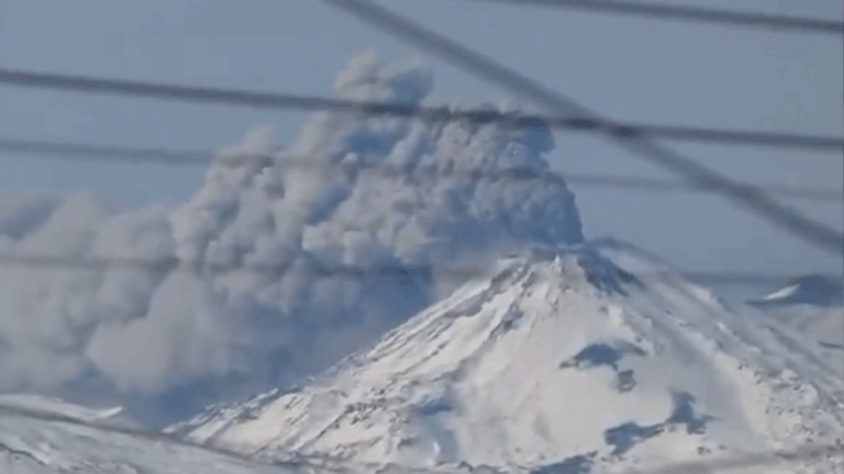 VIDEO | Captan pulso de cenizas en Nevados de Chillán: Columna de humo alcanzó los 240 metros