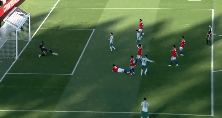 ¡Tremendo! Vigouroux brilló y tapó con el pie gran remate a Cristiano Ronaldo