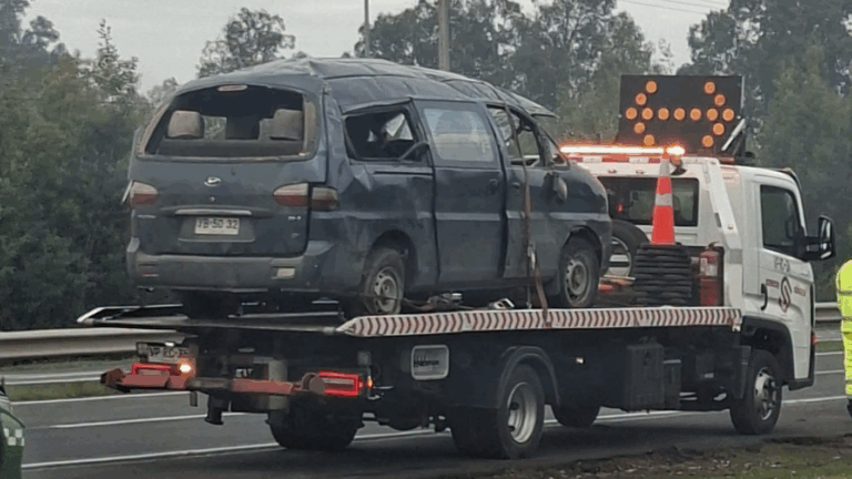 Volcamiento de furgón con trabajadores deja dos fallecidos en Ruta 5 Sur: Habrían al menos 6 lesionados