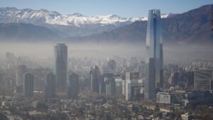 Hay restricción vehicular: Decretan alerta ambiental para la Región Metropolitana este jueves