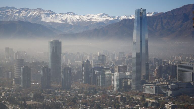 Hay restricción vehicular: Decretan alerta ambiental para la Región Metropolitana este jueves