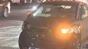 Violento choque en centro de Santiago: Una de las víctimas fue trasladada a un centro asistencial