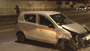 Ocupantes se fugaron: Chocan y dejan auto abandonado en Santiago