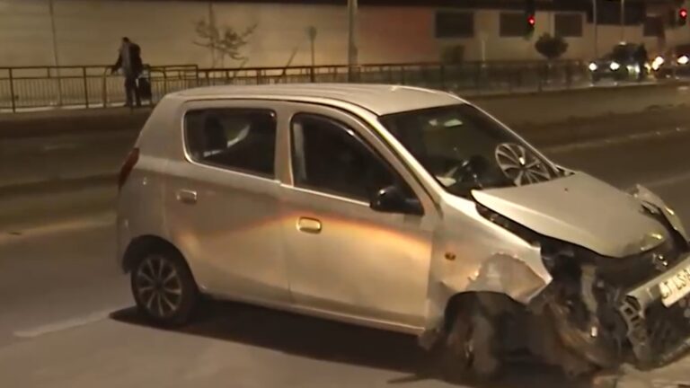 Ocupantes se fugaron: Chocan y dejan auto abandonado en Santiago