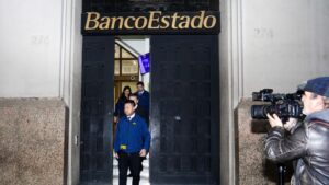 Fiscalía Sur y la PDI allanan sucursal de Banco Estado tras detención de ejecutiva