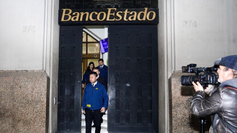 Fiscalía Sur y la PDI allanan sucursal de Banco Estado tras detención de ejecutiva