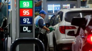 ENAP confirma importante baja en precios de los combustibles: Disminuirán hasta $117 por litro