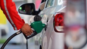Gobierno adelanta inminente baja en precio de los combustibles tras acuerdo entre EE.UU e Irán